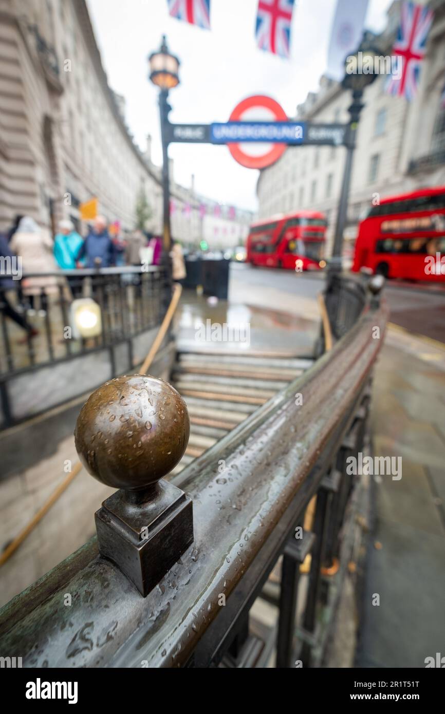 Londres - Mai 2023: Vue de Regent Street à Londres avec la station de métro Piccadilly Circus en premier plan. Banque D'Images