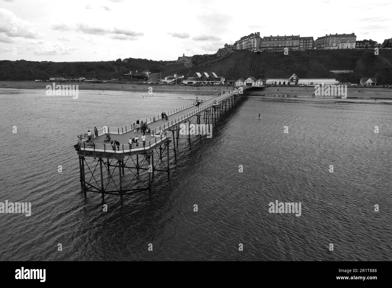 Saltburn coast Banque d'images noir et blanc - Alamy