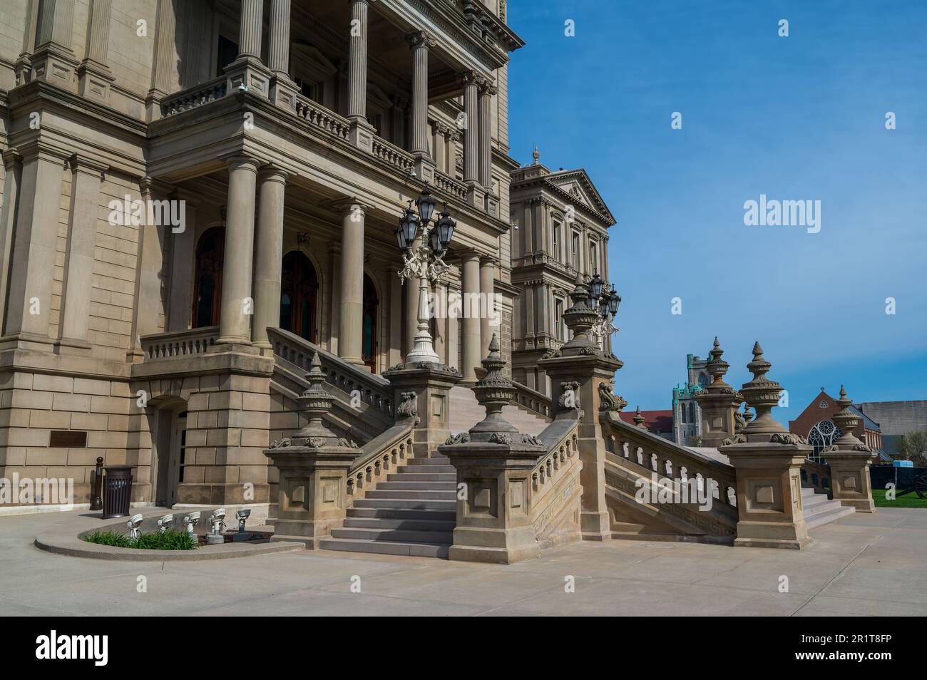 Lansing MI - 6 mai 2023 : entrée principale du bâtiment du capitole du Michigan avec marbre orné, marches et lampadaire Banque D'Images