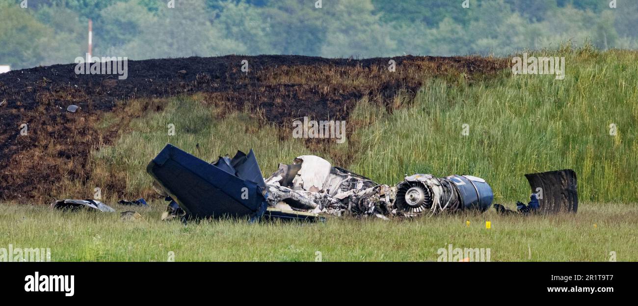 Hohn, Allemagne. 15th mai 2023. Des débris se trouvent sur un site d' accident à la base aérienne de Hohn. Deux personnes sont mortes dans l' accident d'un civil Learjet, a confirmé un porte-parole