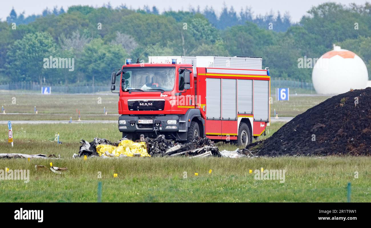 Hohn, Allemagne. 15th mai 2023. Des débris se trouvent sur un site  d'accident à la base aérienne de Hohn. Deux personnes sont mortes dans  l'accident d'un civil Learjet, a confirmé un porte-parole