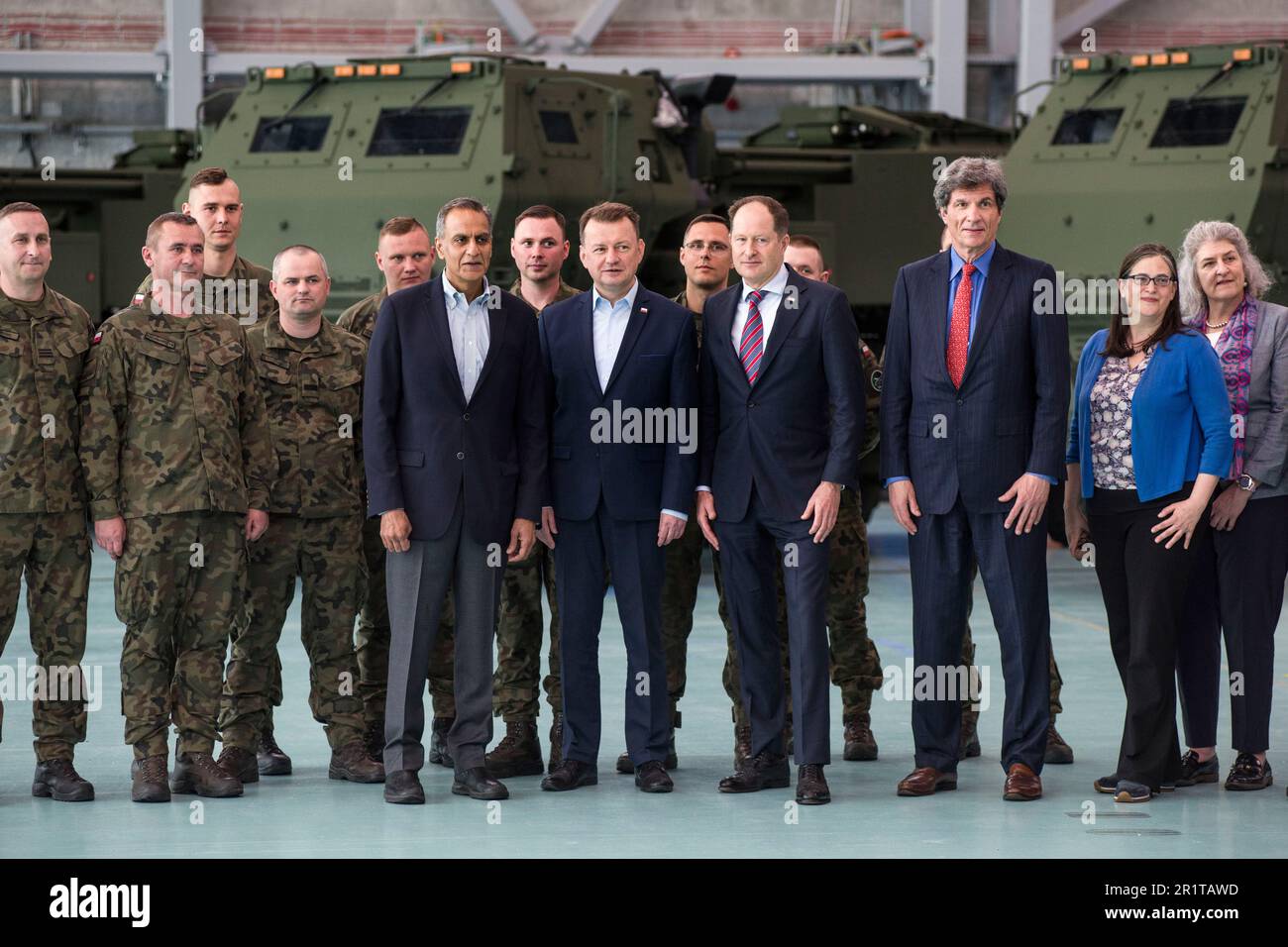 Le ministre de la Défense nationale, Mariusz Blaszczak (au milieu), l'ambassadeur des États-Unis en Pologne - Mark Brzezinski (R) et le sous-secrétaire d'État américain à la gestion et aux ressources - Richard Verma (L) sont vus lors de la cérémonie à la base militaire de l'aviation de transport 1st à Varsovie. Sur 15 mai à Varsovie à la base militaire 1st de transport aérien à Varsovie, Mariusz Blaszczak, Vice-Premier ministre - le ministre de la Défense nationale a participé à la livraison en Pologne des premiers lance-roquettes Himars pour l'armée polonaise. La livraison des premiers morceaux des M142 lance-roquettes HIMARS est le résultat de la Banque D'Images