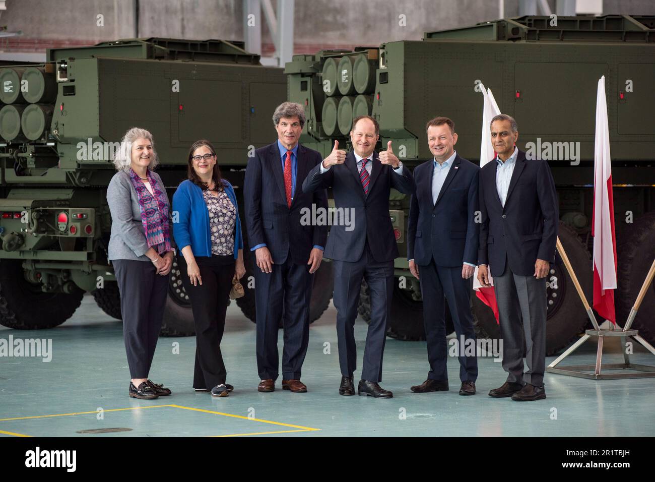 Le ministre de la Défense nationale, Mariusz Blaszczak (2R), l'ambassadeur des États-Unis en Pologne - Mark Brzezinski (L) et le secrétaire d'État adjoint américain à la gestion et aux ressources - Richard Verma (R) posent pour une photo lors de la cérémonie à la base militaire de transport Aviation 1st à Varsovie. Sur 15 mai à Varsovie à la base militaire 1st de transport aérien à Varsovie, Mariusz Blaszczak, Vice-Premier ministre - le ministre de la Défense nationale a participé à la livraison en Pologne des premiers lance-roquettes Himars pour l'armée polonaise. La livraison des premiers morceaux des M142 lance-roquettes HIMARS est le résultat de Banque D'Images