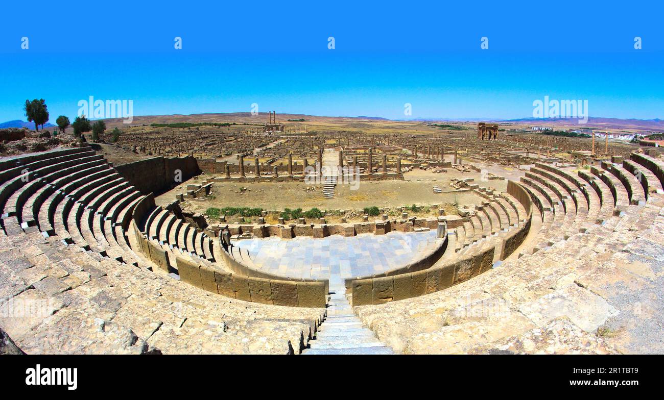 Ruines romaines de Timgad, Algérie. Panorama depuis les sièges du théâtre. Banque D'Images