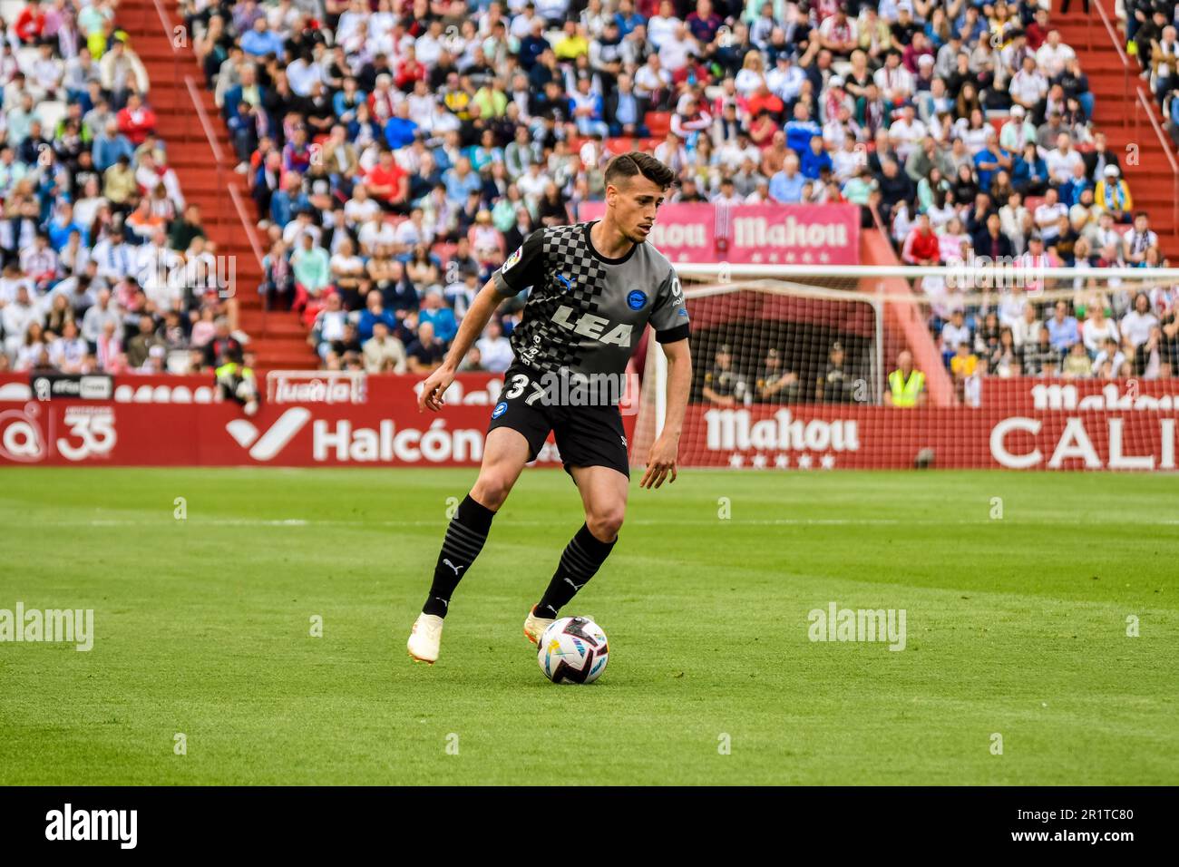 ALBACETE, ESPAGNE - MAI 14: Antonio Blanco de Deportivo Alaves pilotez la balle pendant le match entre le Real Albacete Balompie et le Deportivo Alaves de la Liga Smartbank sur 14 mai 2023 à l'Estadio Carlos Belmonte à Albacete, Espagne. (Photo de Samuel Carreño/ Credit: PX Images/Alamy Live News Banque D'Images