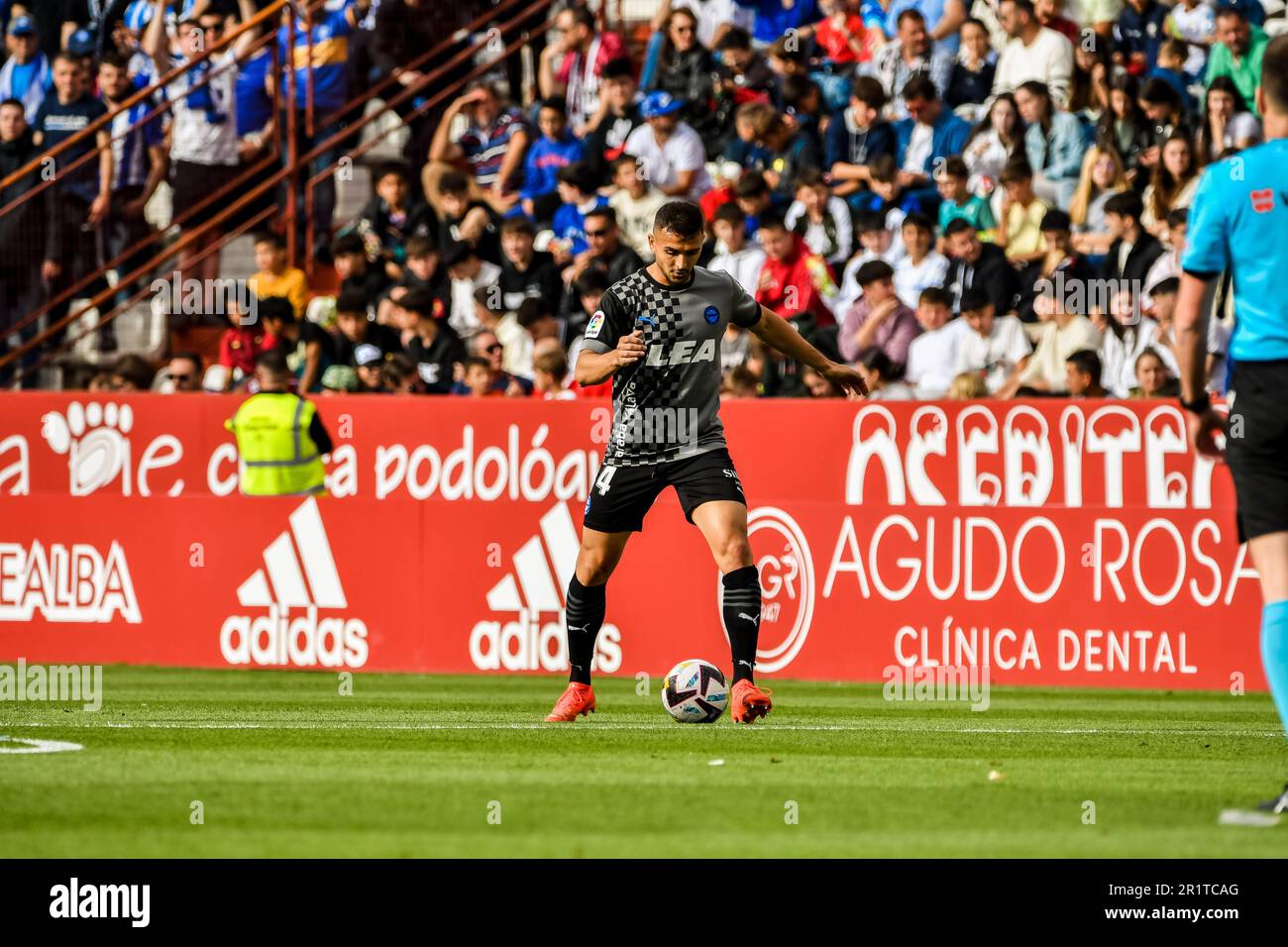ALBACETE, ESPAGNE - MAI 14: Aleksandar Sedlar de Deportivo Alaves contrôle la balle pendant le match entre le Real Albacete Balompie et les Deportivo Alaves de la Ligure Smartbank sur 14 mai 2023 à l'Estadio Carlos Belmonte à Albacete, Espagne. (Photo de Samuel Carreño/ Credit: PX Images/Alamy Live News Banque D'Images