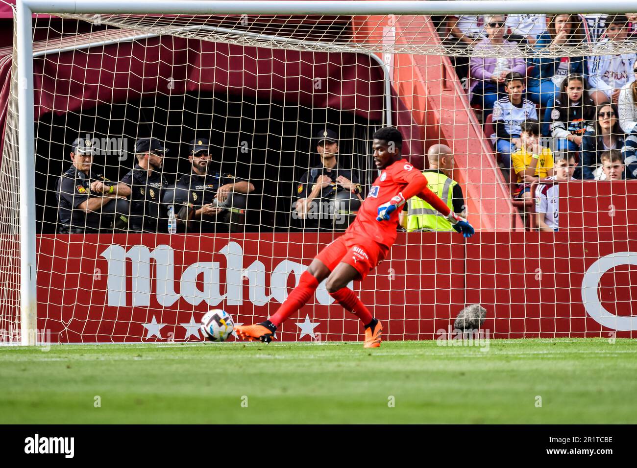 ALBACETE, ESPAGNE - MAI 14: Jésus Owono de Deportivo Alaves passe la balle pendant le match entre le Real Albacete Balompie et les Deportivo Alaves de la Liga Smartbank sur 14 mai 2023 à l'Estadio Carlos Belmonte à Albacete, Espagne. (Photo de Samuel Carreño/ Credit: PX Images/Alamy Live News Banque D'Images