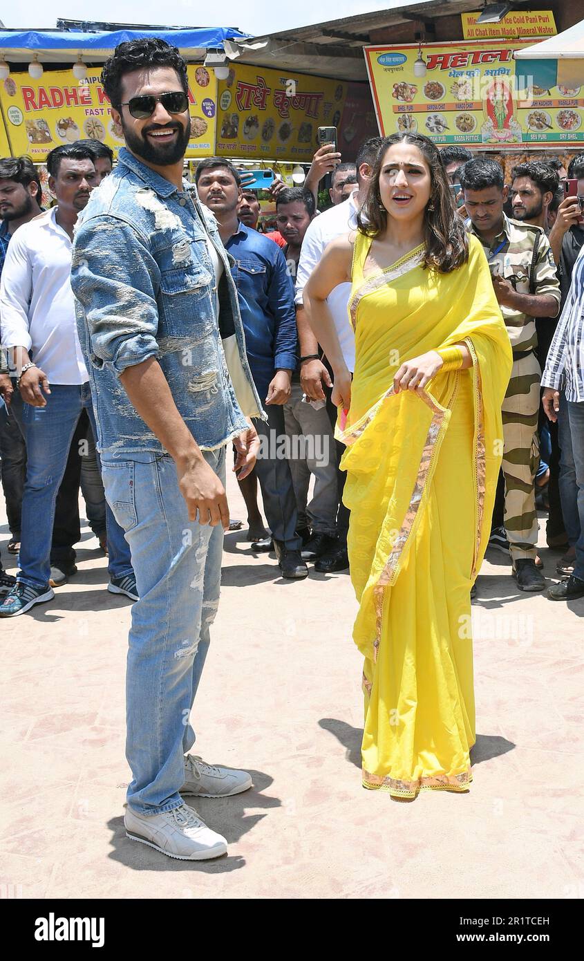 Mumbai, Inde. 15th mai 2023. (G-D) les acteurs Bollywood Vicky Kaushal et  Sara Ali Khan (en saree jaune) réagissent à la caméra tout en faisant la  promotion de leur prochain film 'Zara