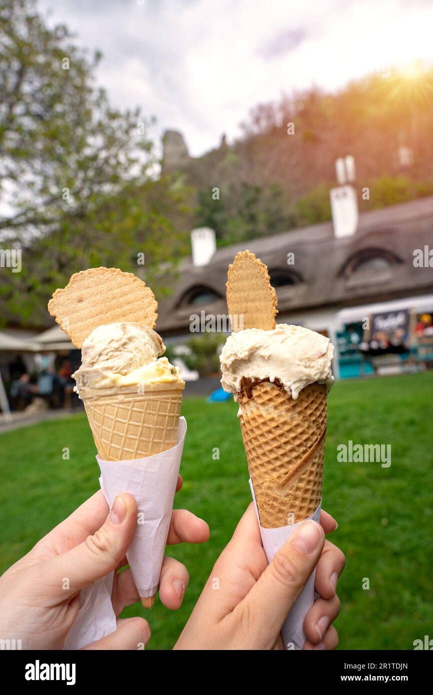 Couple de manger de la glace de cône ensemble à côté du lac Balaton en Hongrie . Banque D'Images