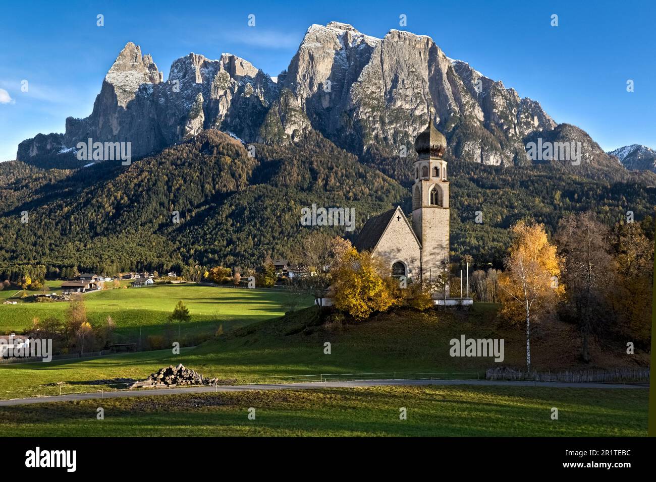 L'église gothique-romane de Saint Constantine (Saint-Konstantin). En arrière-plan le massif du Sciliar. Fiè allo Sciliar, Tyrol du Sud, Italie. Banque D'Images