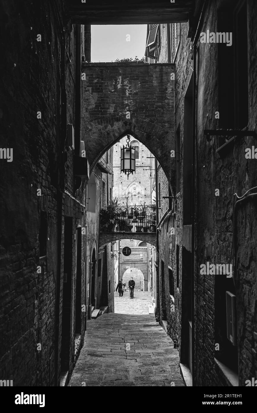 Sienne, Italie - APR 7, 2022: Architecture générique et vue sur la rue depuis la ville historique italienne de Sienne en Toscane. Banque D'Images