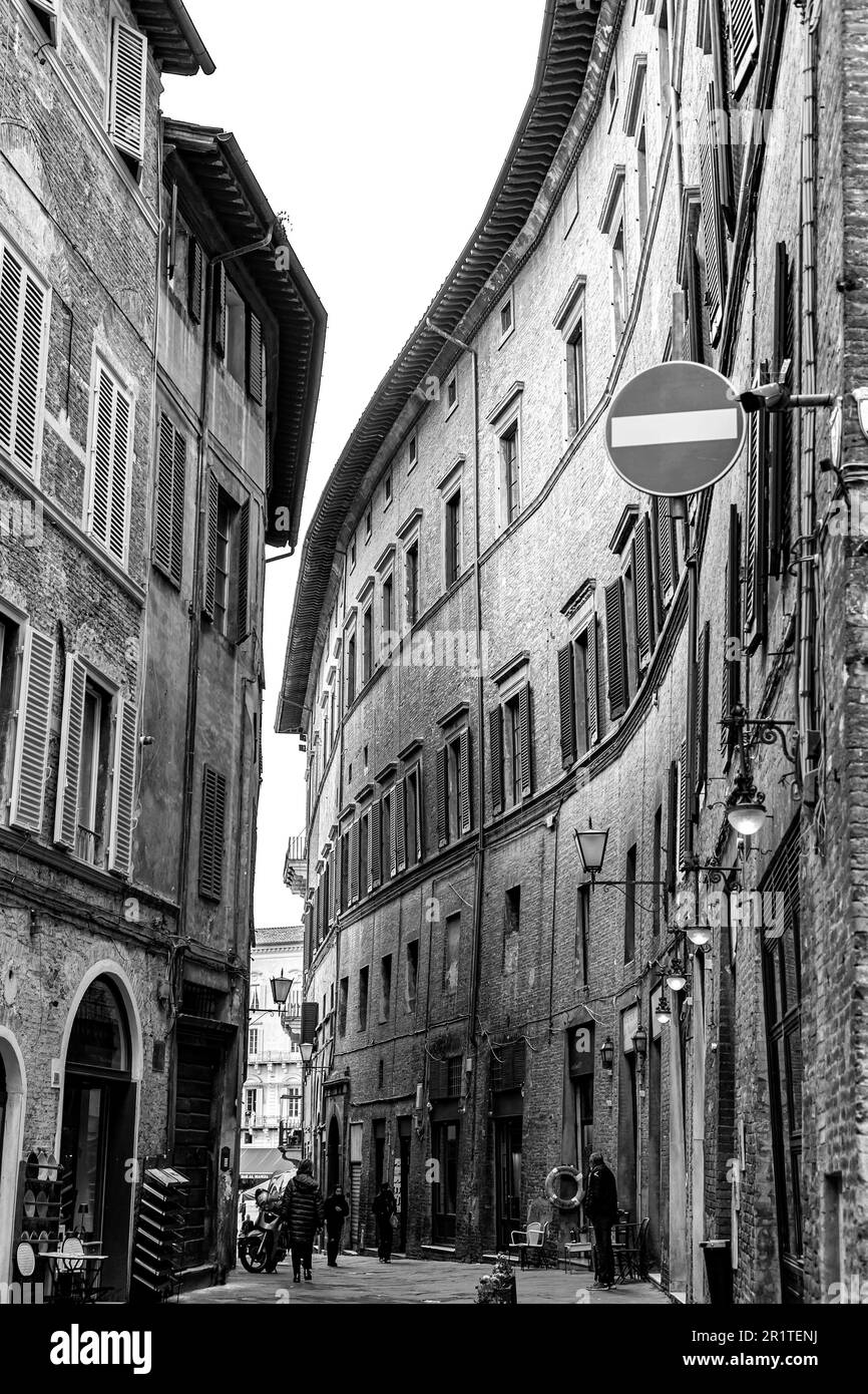 Sienne, Italie - APR 7, 2022: Architecture générique et vue sur la rue depuis la ville historique italienne de Sienne en Toscane. Banque D'Images