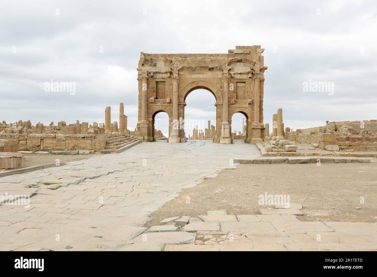 Arche de Trajan de Timgad, ville romaine berbère dans les monts Aures en Algérie. (Colonia Marciana Ulpia Traiana Thamugadi). Patrimoine mondial de l'UNESCO Banque D'Images