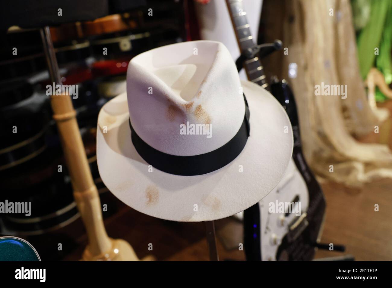 New York, États-Unis. 15th mai 2023. Michael Jackson : le chapeau de  répétition de l'histoire de 'Smooth Criminal' est exposé à la presse de  Julien's Auctions Music Icons le lundi, 15 mai