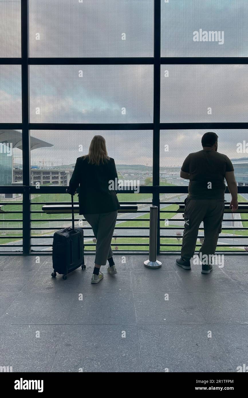 Silhouette passager à l'espace fumeurs de l'aéroport d'Istanbul Banque D'Images Silhouette passager à l'espace fumeurs de l'aéroport d'Istanbul Banque D'Images