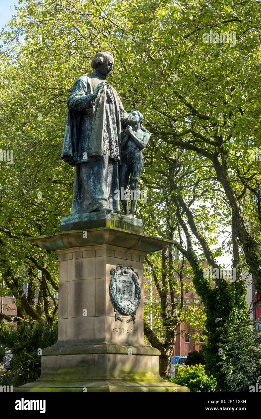 Enregistrez la statue du garçon dans les jardins de St John's à Liverpool Banque D'Images