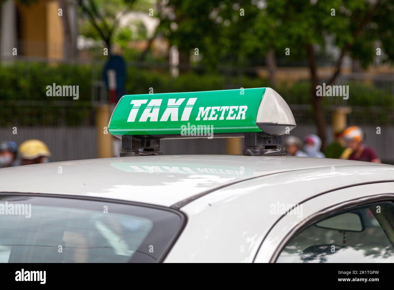 Gros plan sur un panneau vert de compteur de taxi à Hanoi. Banque D'Images