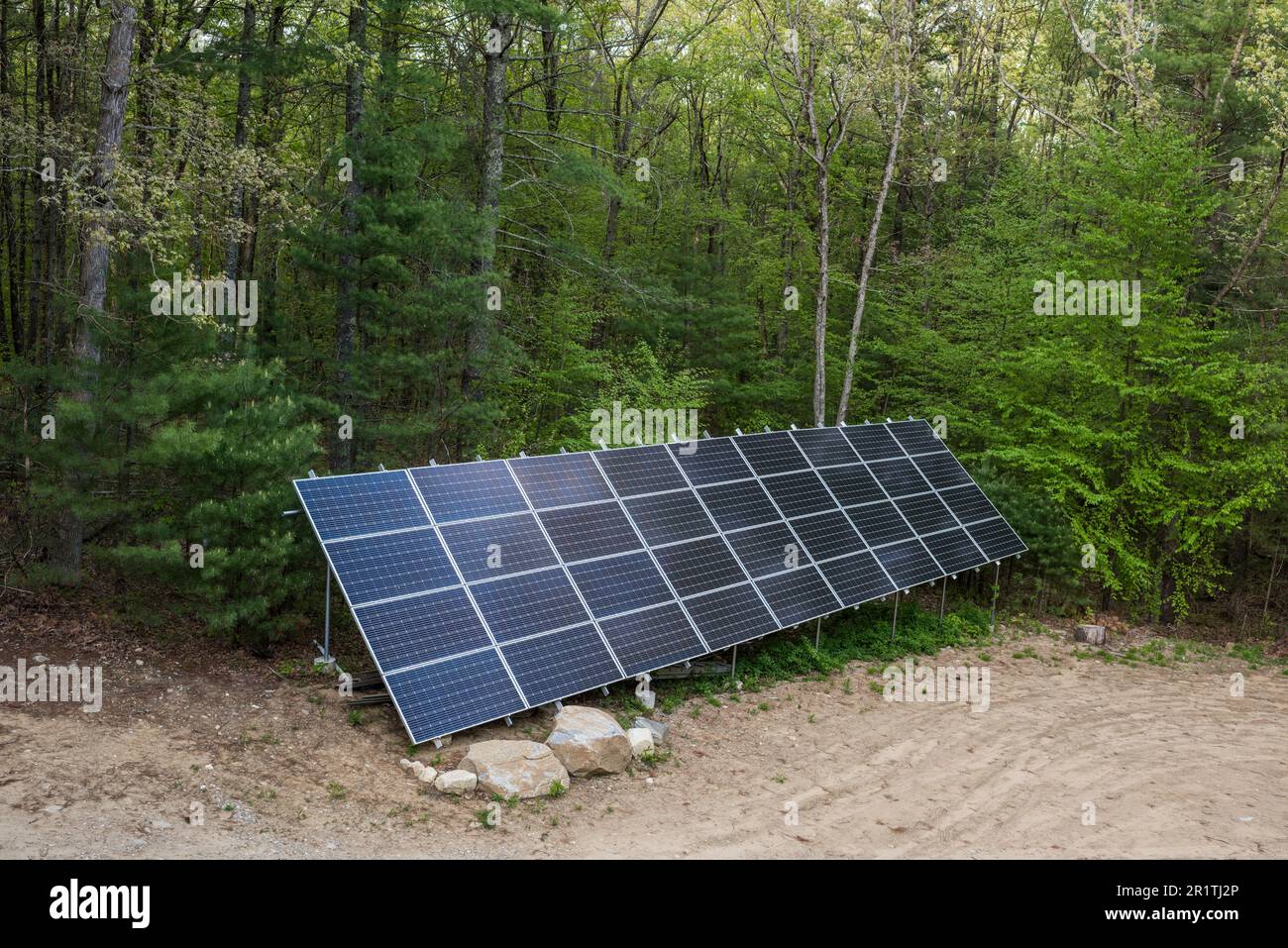 Toland, Massachusetts, États-Unis - Mai, 12, 2023: Panneaux solaires dans l'arrière-cour de la maison dans les bois, Massachusetts Banque D'Images