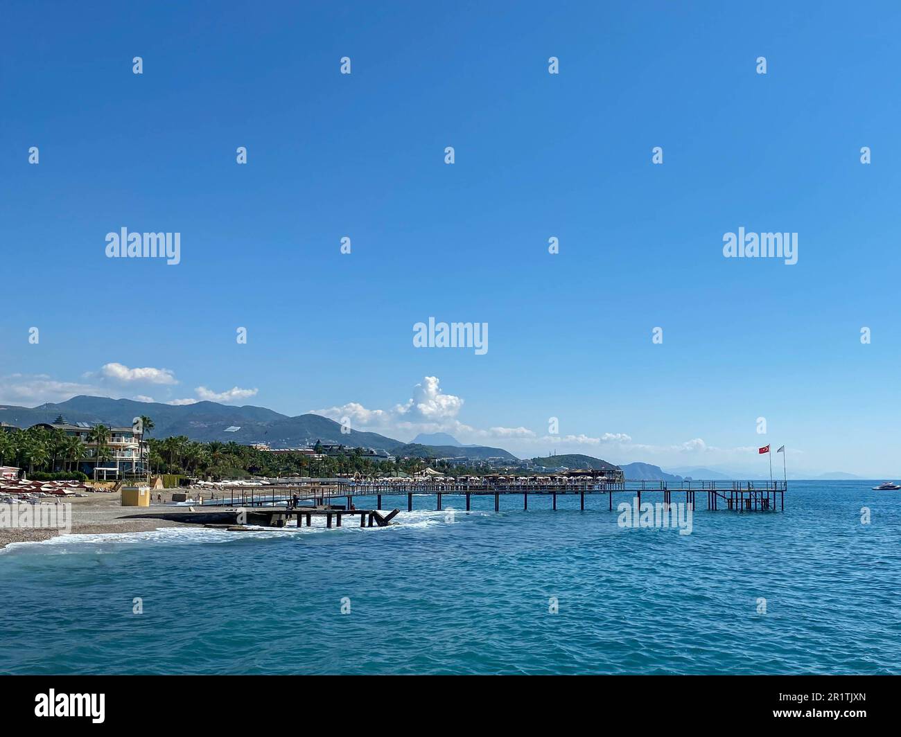 Pier mer plage et montagnes en Turquie en vacances dans un merveilleux complexe tropical est. Banque D'Images