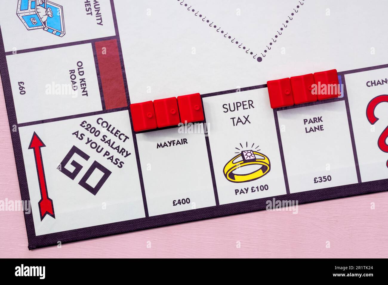 Tableau de Monopoly montrant Super Tax et les hôtels sur Mayfair et Park Lane. Banque D'Images