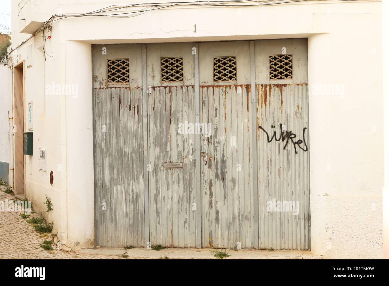 Une vieille porte de garage, vieille ville, Lagos, Algarve, Portugal Banque D'Images