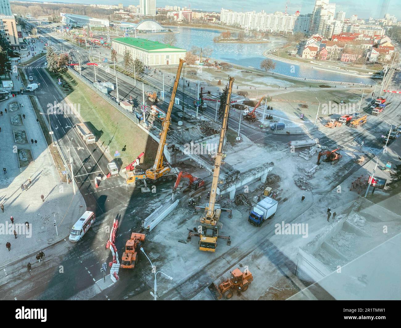 construction d'un nouveau pont dans le centre-ville. dépassement de béton. construction avec grues et équipement de construction. vue depuis le haut du site Banque D'Images