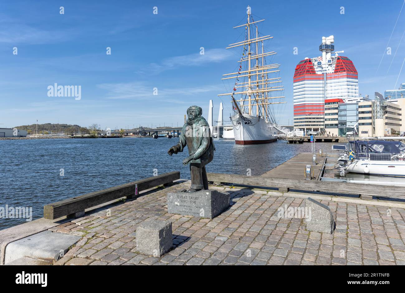 Statue d'Evert Taube à côté du canal de Gota avec Lappstiftet - le Lipstick et le bateau-restaurant d'hôtel Viking Barken. Göteborg 400 ans. Banque D'Images