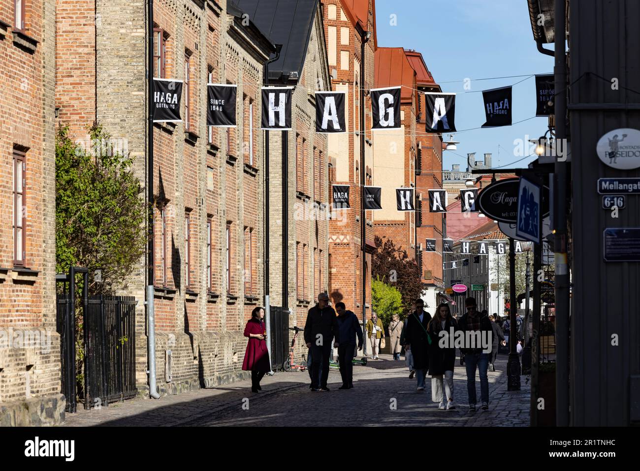 Les gens dans les cafés et les restaurants du quartier historique de