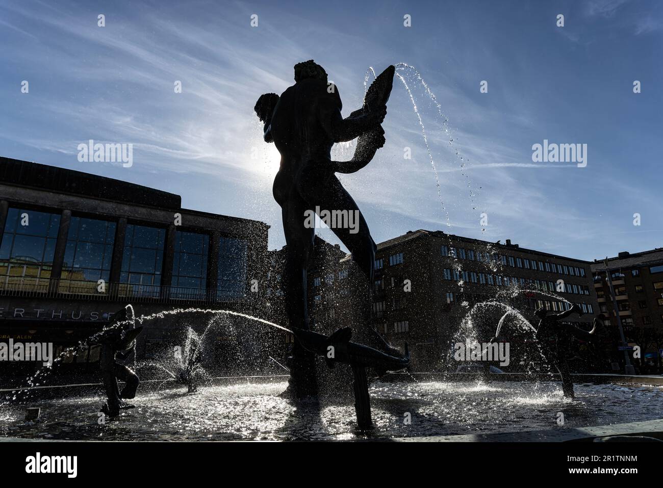 Silhouette de la statue de Poséidon par Carl Millies à Gotaplatsen face du musée d'Art de Göteborg Göteborg 400 ans 2023. Göteborg. Banque D'Images