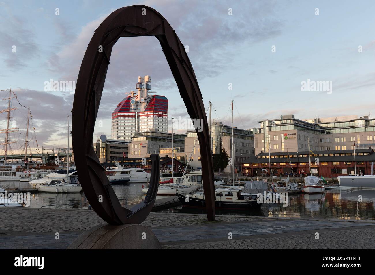 Post moderne Lappstiftet - le Lipstick- bâtiment vu par la sculpture de Snacken. Bateaux amarrés à Lilla Bommen. Göteborg 400 anniversaire 2023. Banque D'Images