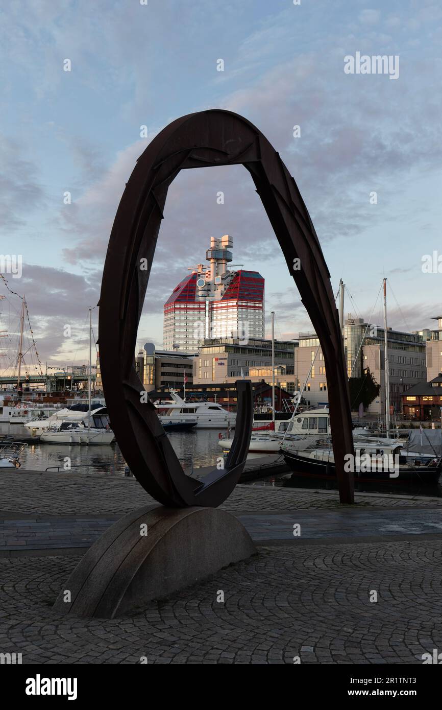 Post moderne Lappstiftet - le Lipstick- bâtiment vu par la sculpture de Snacken. Bateaux amarrés à Lilla Bommen. Göteborg 400 anniversaire 2023. Banque D'Images