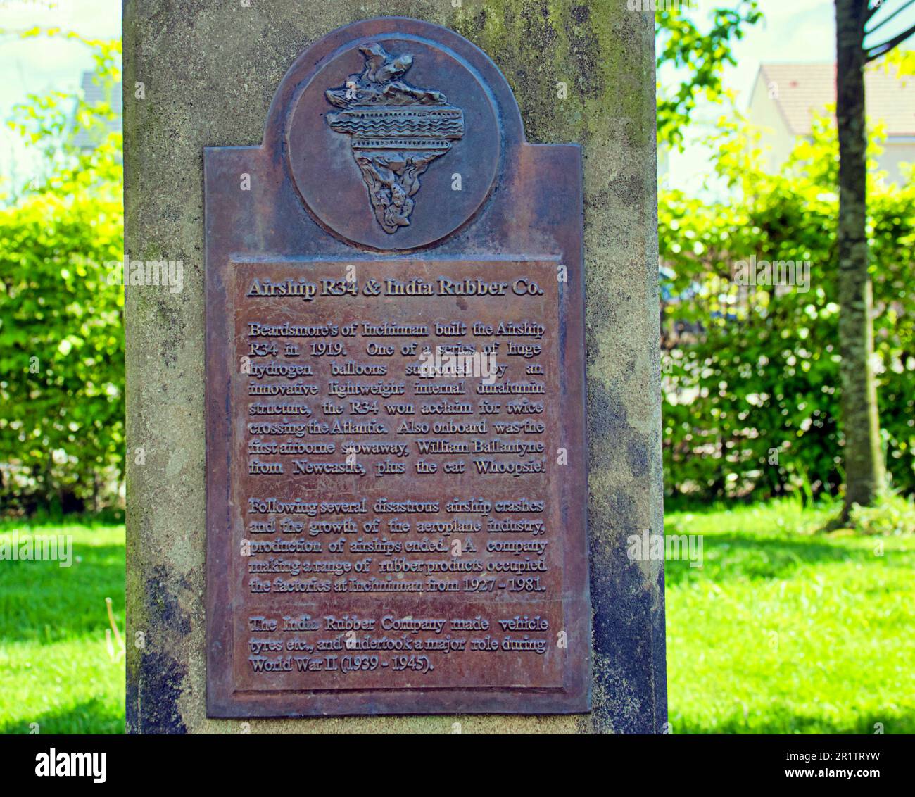 Airship R34 & India Rubber Co. clyde View Park œuvres d'art ont été commandées par Capital Shopping plc Banque D'Images