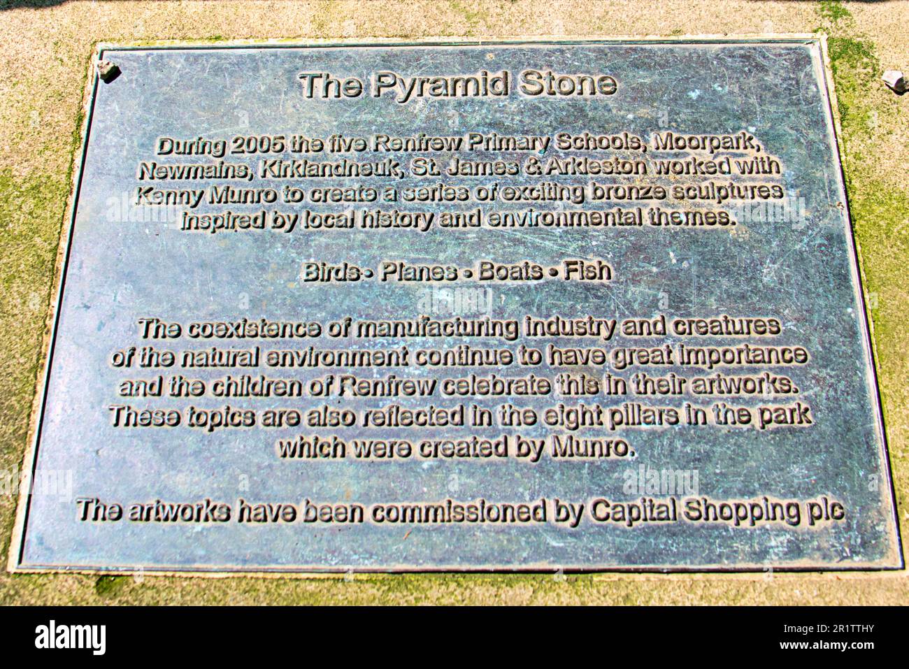 La plaque de pierre pyramidale clyde View Park œuvres d'art ont été commandées par Capital Shopping plc Banque D'Images