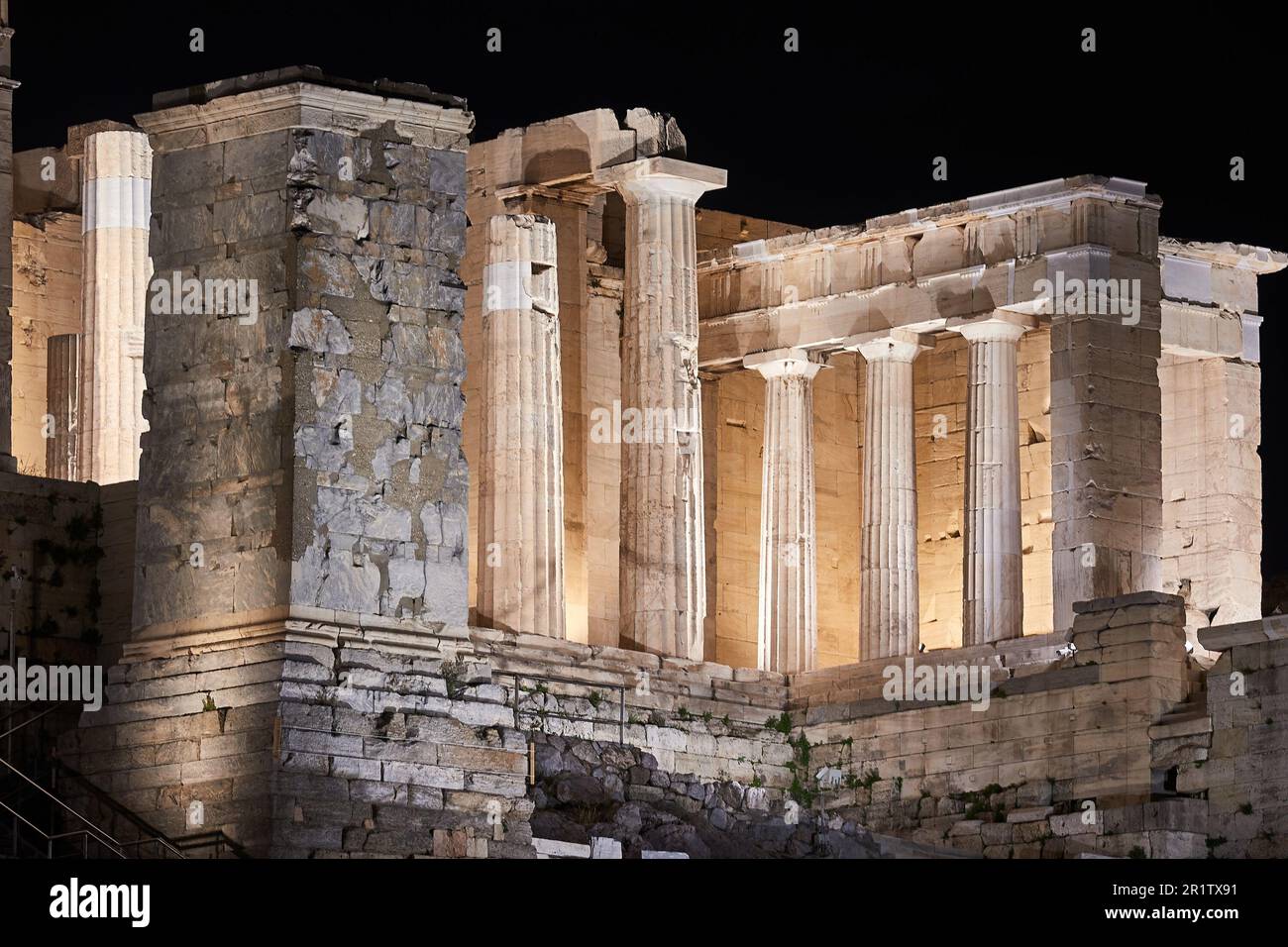 Acropole d'Athènes, piliers de la porte d'entrée, photo de nuit Banque D'Images