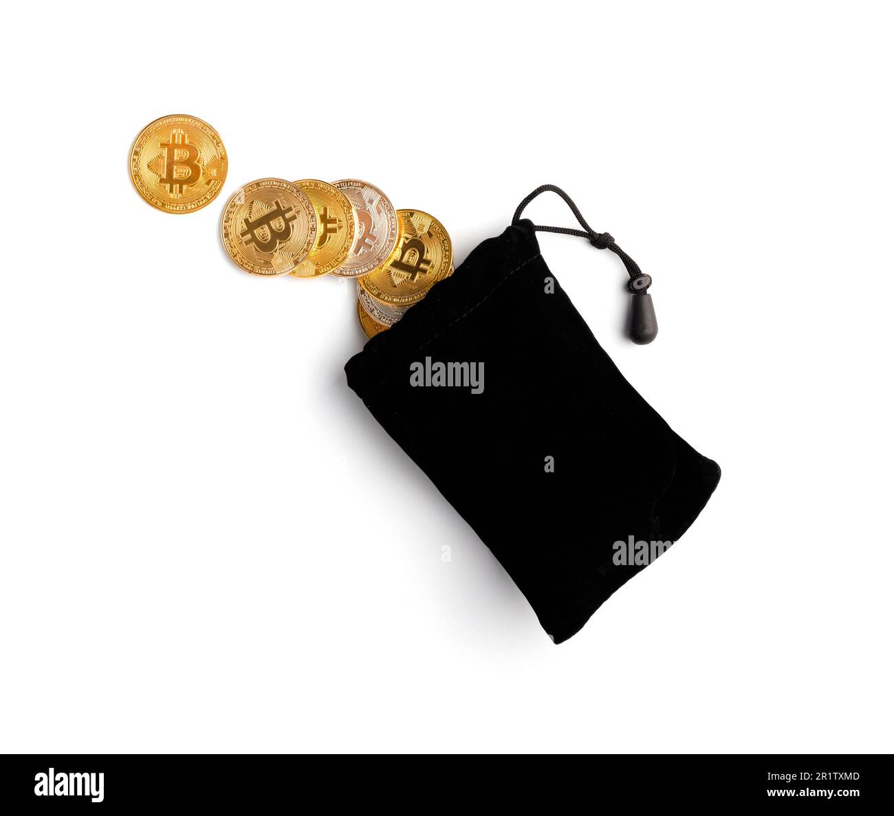 Les bitcoins sortent d'un sac noir sur fond blanc, vue du dessus. Concept de paiement en crypto-monnaie et d'utilisation d'argent numérique. Pièce d'argent Crypto Banque D'Images
