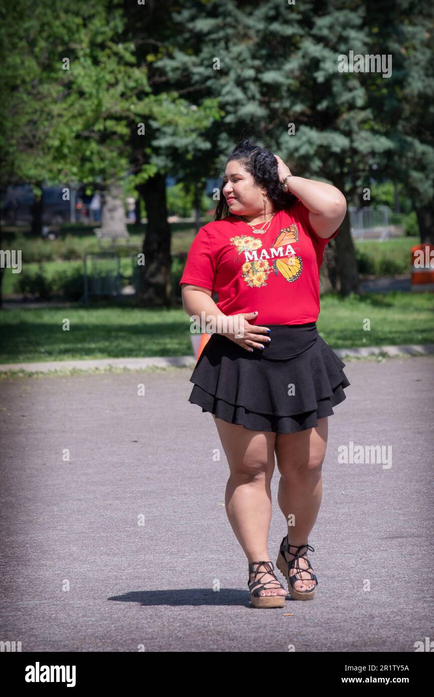 Une femme séduisante pose pour des photos dans un parc à New York. Banque D'Images