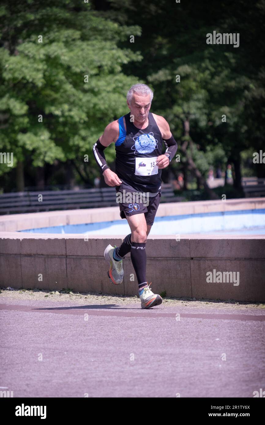 Un homme plus âgé court dans le semi-marathon si rapide de Yo Mama à Flushing Meadows Corona Park, 14 mai 2023. Banque D'Images