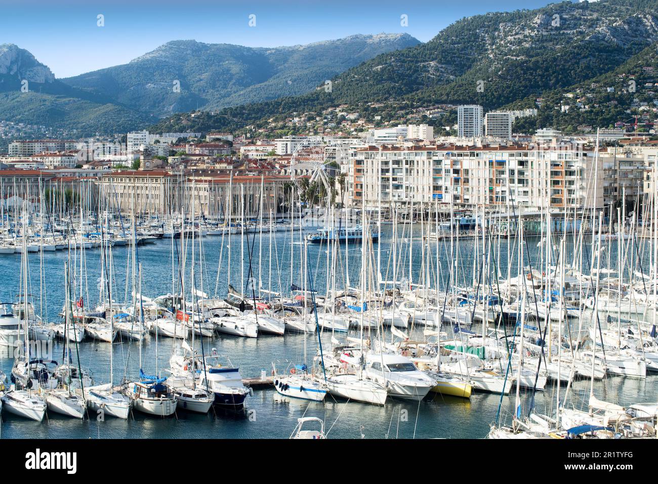 Voiliers dans le port de Toulon, fin de l'après-midi au printemps. Banque D'Images