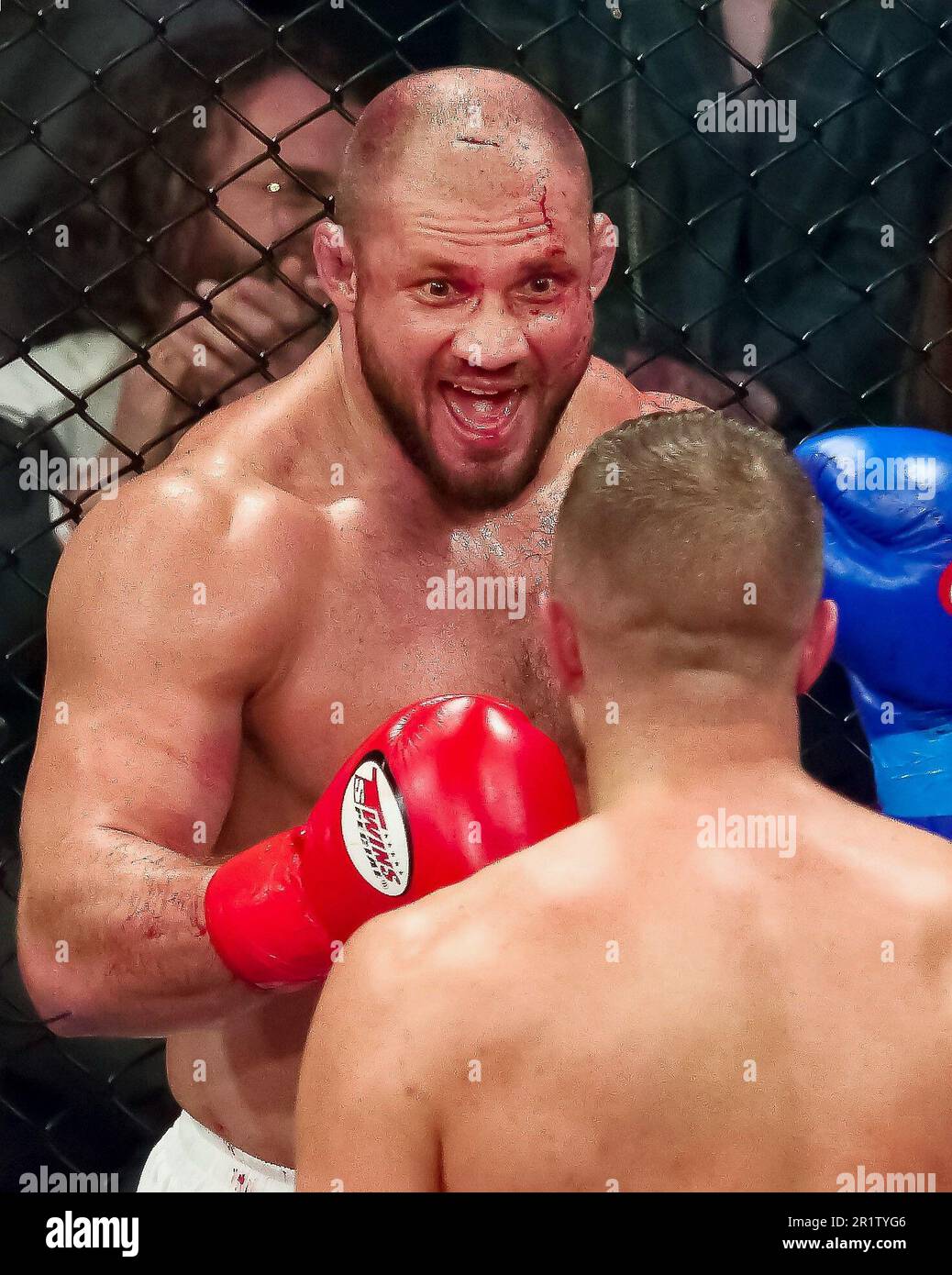 Ekaterinbourg, Russie. 13th mai 2023. Tournoi en arts martiaux mixtes et kickboxing RCC 15 dans le complexe sportif 'Arena Uralets'. Le combattant russe Ivan Shtyrkov (Ural Hulk) (à gauche) et le combattant biélorusse Pyotr Romankevich (à droite) pendant le combat. 13.05.2023 Russie, région de Sverdlovsk, Ekaterinbourg photo: Evgenija Jablonskaja/Kommersant/Sipa USA crédit: SIPA US/Alay Live News Banque D'Images