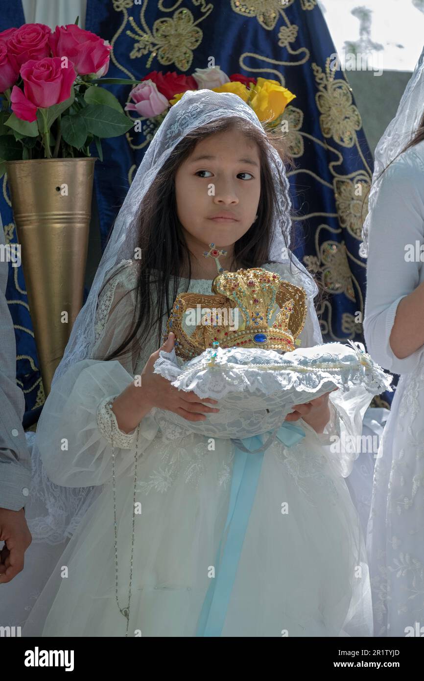 Une fille hispanique de 8 ans de Corona qui a joué la cérémonie catholique romaine de Mai couronnant. À Flushing Meadows Corona Park dans Queens, New York. Banque D'Images