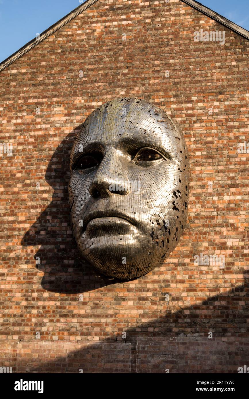 Sculpture de masque métallique sur le mur du Drill Theatre Freeschool Lane Lincoln City 2023 Banque D'Images