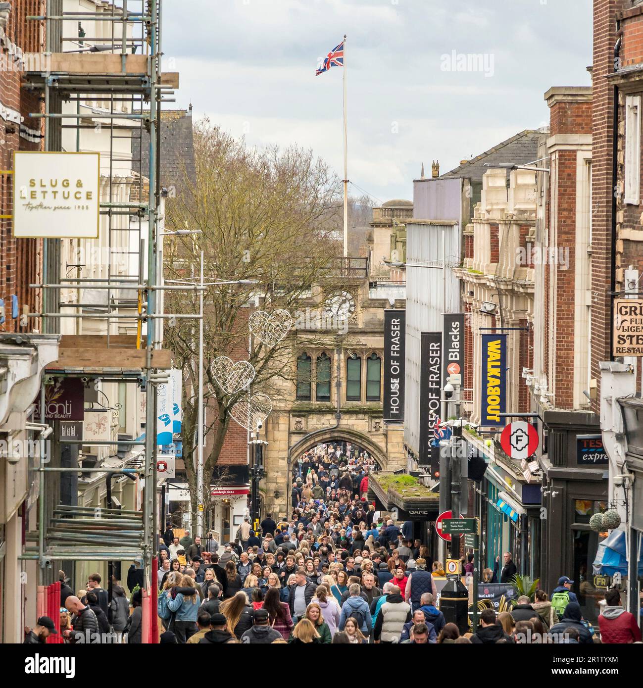 La foule des magasins du samedi High Street Lincoln City 2023 Banque D'Images