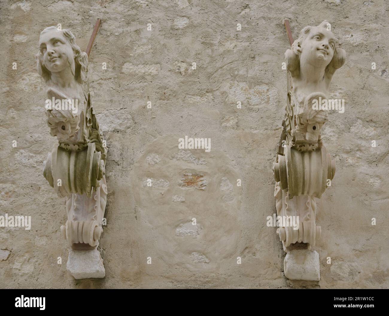 Corbels avec anges, 18th siècle. De l'église de Santo Antao College (église de Saint Anthony) à Lisbonne. Musée archéologique de Carmo. Lisbonne, Portugal. Banque D'Images