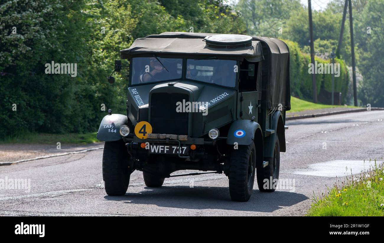 Stoke Goldington, Northants, Royaume-Uni - 14 mai 2023. Morris commercial C8 15cwt GS ex camion militaire de 1944 à travers un village anglais Banque D'Images