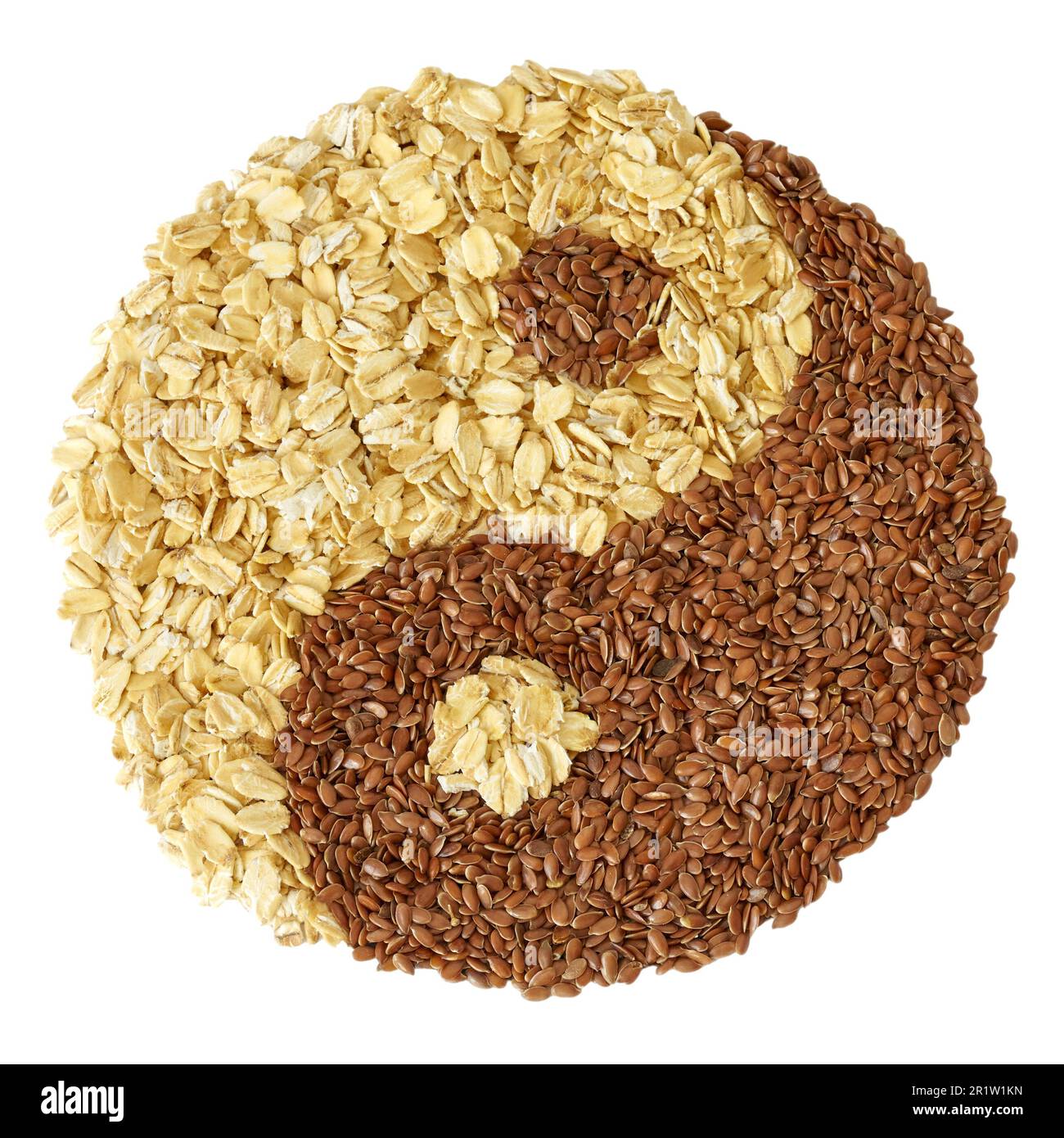 Symbole Yin et yang fait de graines de lin et d'avoine entière isolée sur fond blanc. Banque D'Images