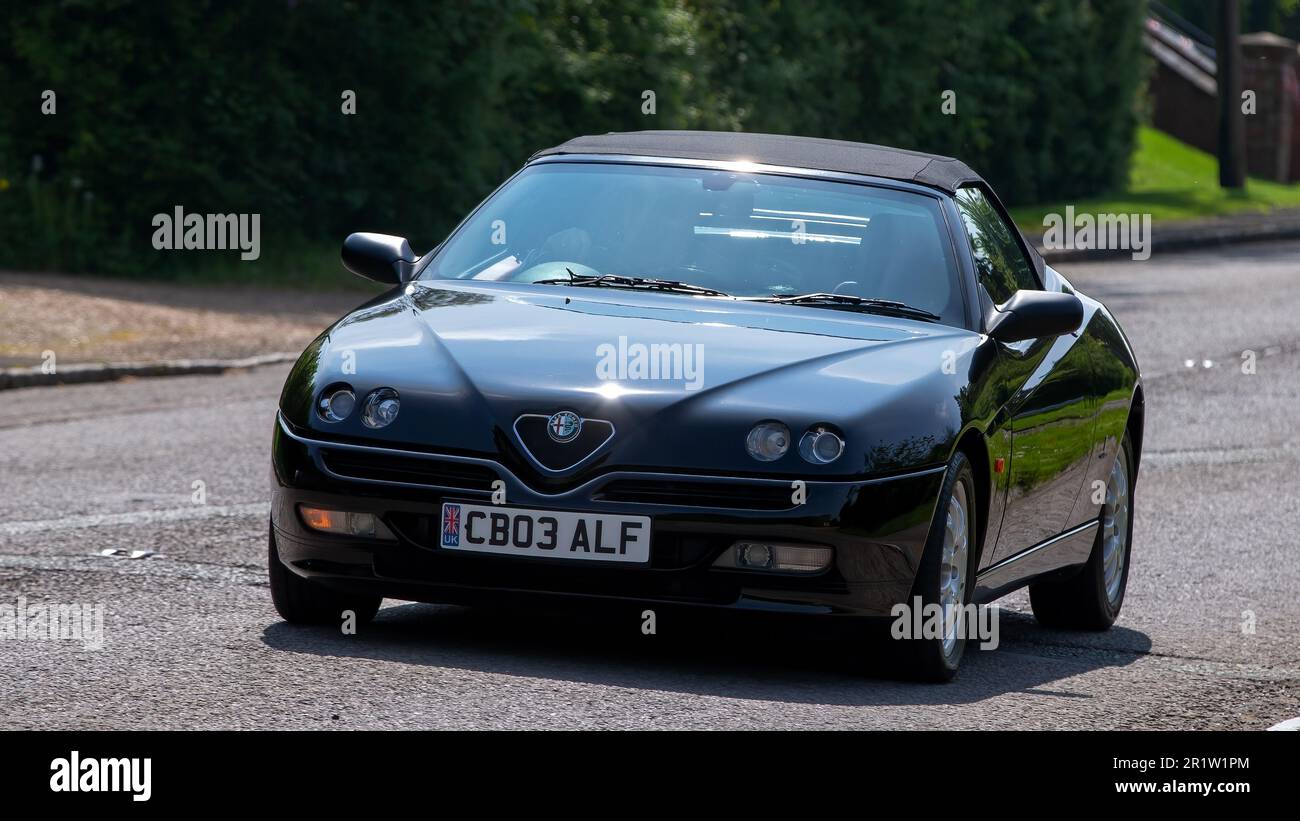 Stoke Goldington, Northants, Royaume-Uni - 14 mai 2023. 2003 Black ALFA ROMEO SPIDER voiture classique en traversant un village anglais Banque D'Images