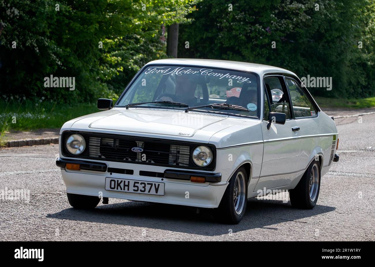 Stoke Goldington, Northants, Royaume-Uni - 14 mai 2023. 1980 blanc FORD ESCORTE 1600 VOITURE sport classique conduite à travers un village anglais Banque D'Images