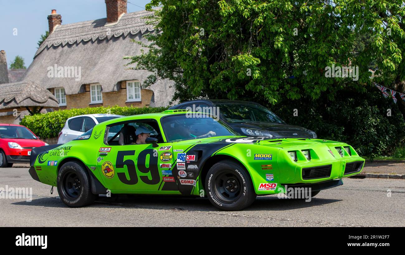 Stoke Goldington, Northants, Royaume-Uni - 14 mai 2023. !980 vert PONTIAC TRANS AM à travers un village anglais Banque D'Images