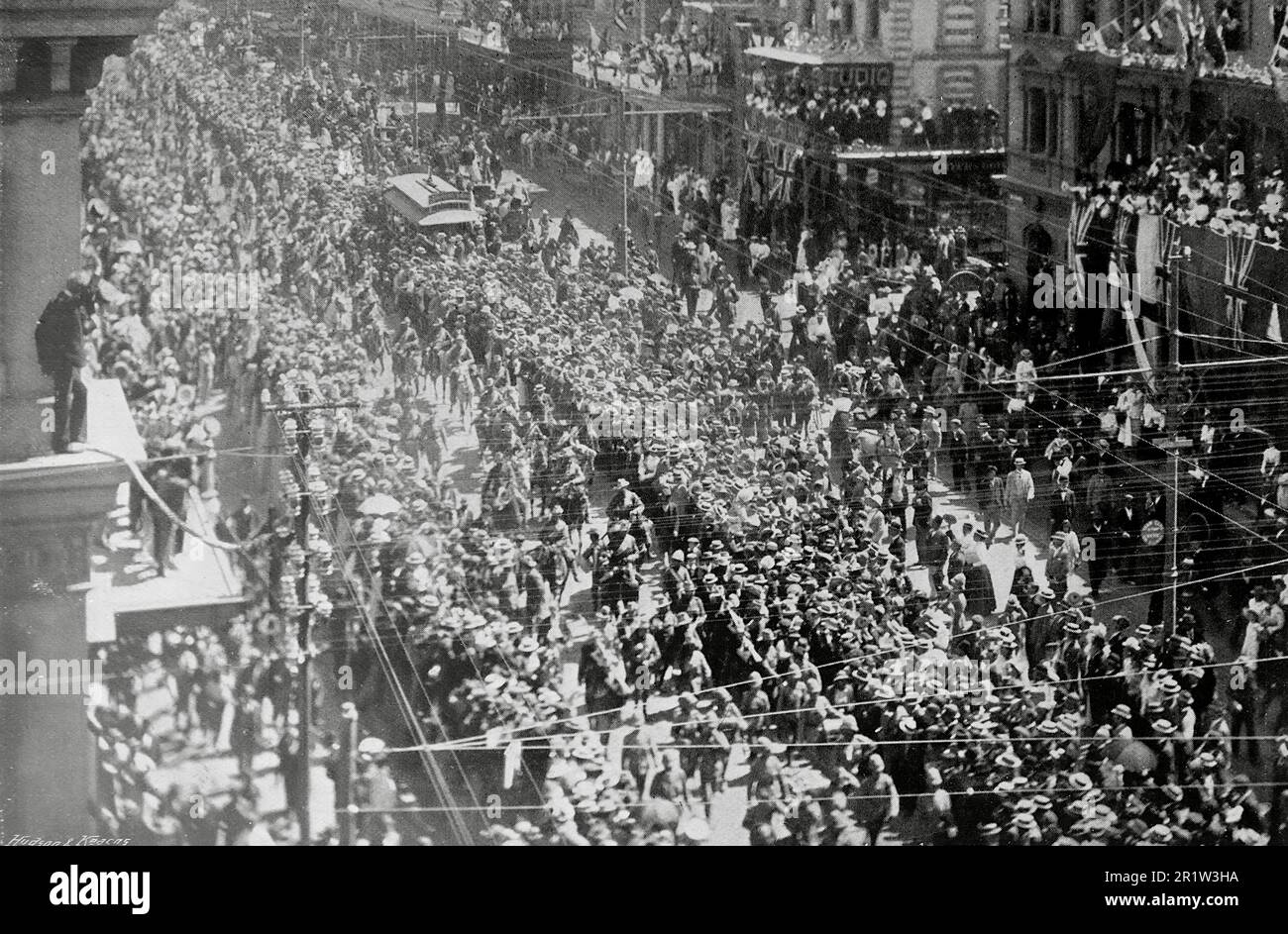 La guerre des Boers, également connue sous le nom de Seconde Guerre des Boers, la guerre sud-africaine et la guerre des Anglo-Boers. Cette image montre : la bienvenue du Cap au C.I.V. (Ville de London Imperial Volunteers): Le corps qui passe sur Adderley Street, le Cap. Photo originale de “Marine et Armée”, C1900. Banque D'Images