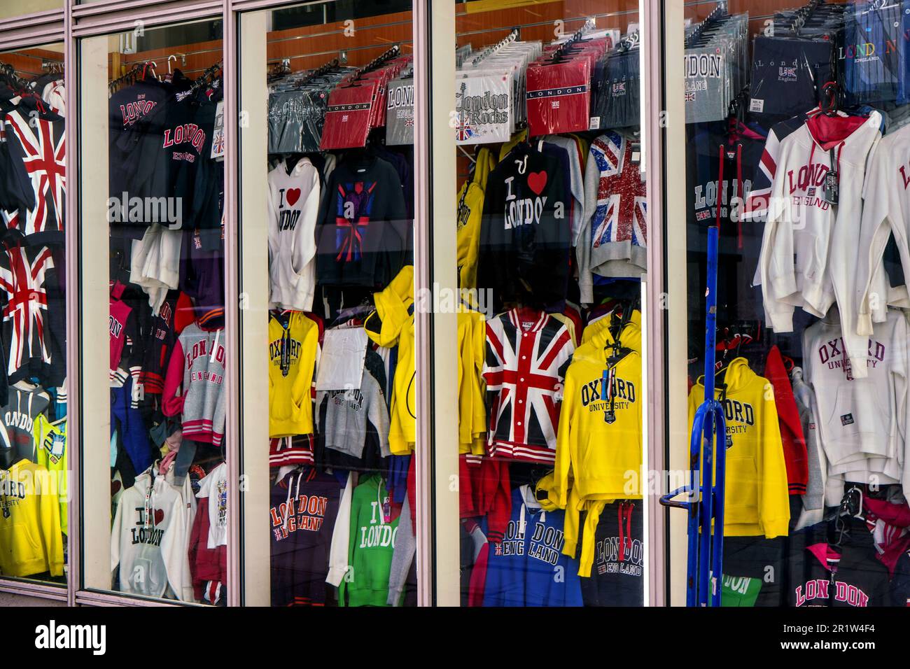 Londres, Royaume-Uni - 02 février 2019: Plusieurs t-shirts et vestes avec des motifs de Londres et britanniques exposés à la boutique de souvenirs, détail de gros plan Banque D'Images